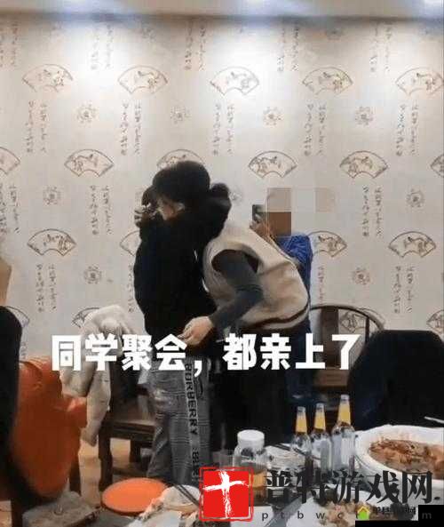 ****：混乱不堪的多人性行为场景