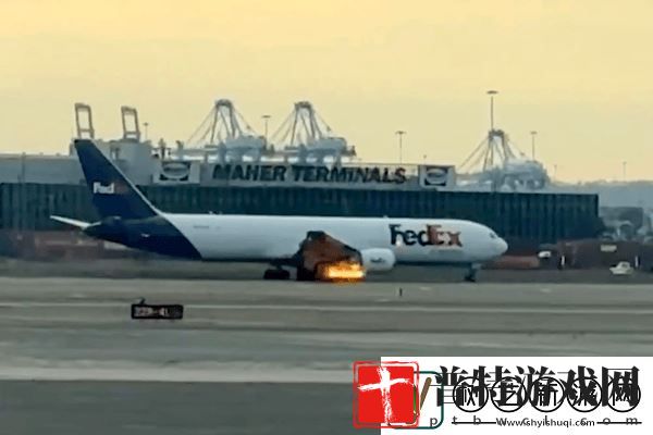 美国波音767飞机撞鸟后空中喷火