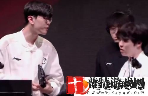 LPL现场女粉殴打工作人员